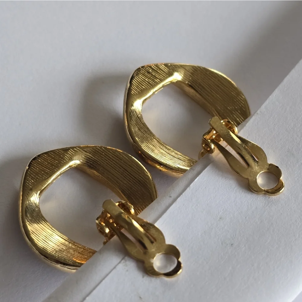 Vintage earrings black enamel hanging loop circle clip on gold tone hoop